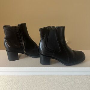 Woman’s Chelsea boots size 7
